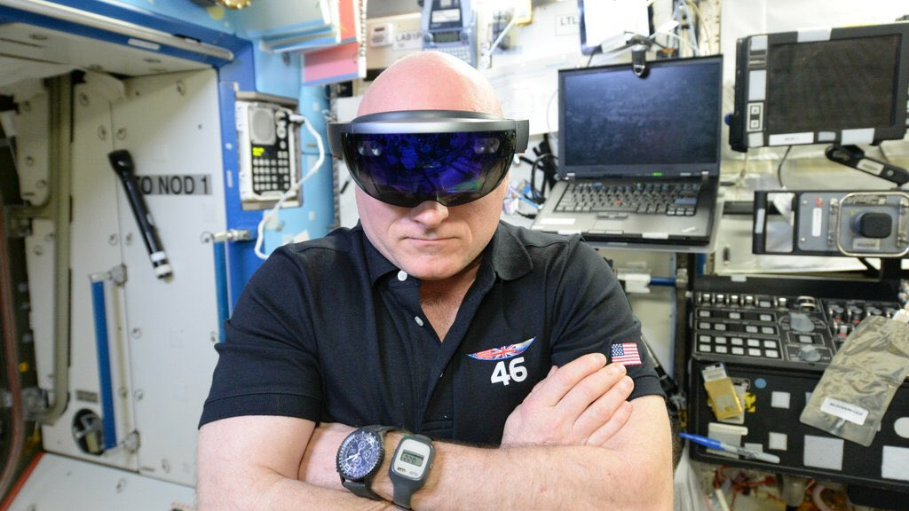 Scott Kelly usa fones de ouvido Hololens a bordo da Estação Espacial Internacional.