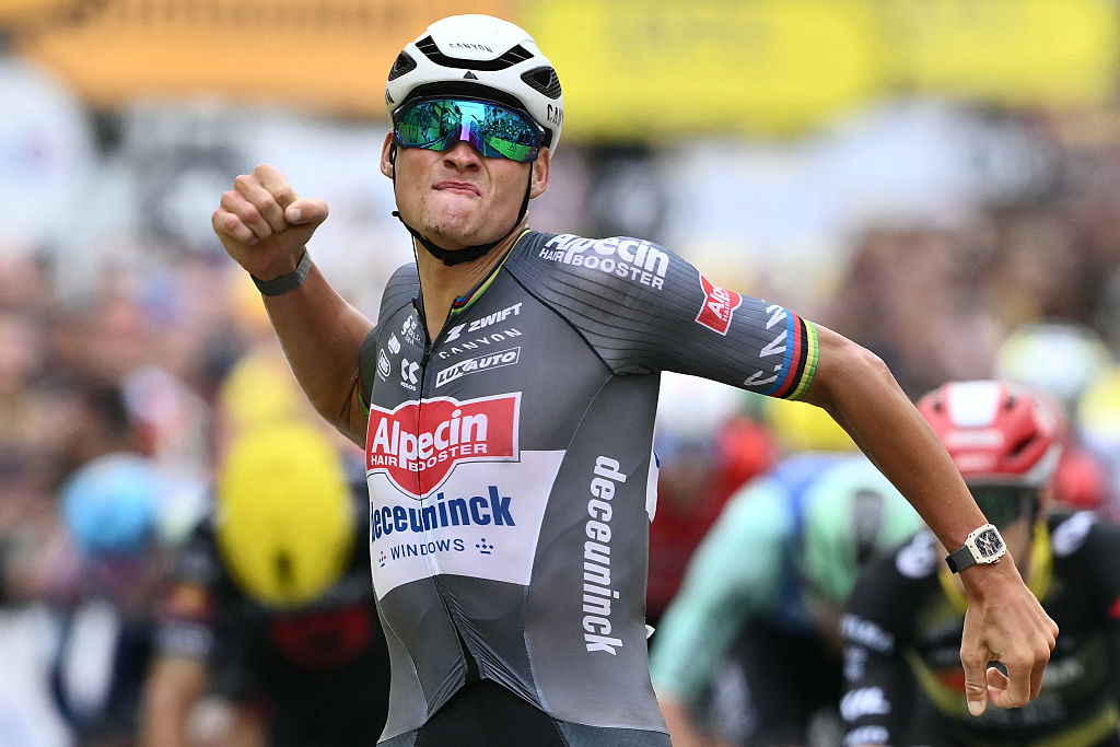 Alpecin - Deceuninck team&#039;s Dutch rider Mathieu van der Poel cycles to the finish line to win the 2nd stage of the 112th edition of the Tour de France cycling race, 209.1 km between Lauwin-Planque and Boulogne-sur-Mer, Northern France, on July 6, 2025. (Photo by Marco BERTORELLO / AFP)