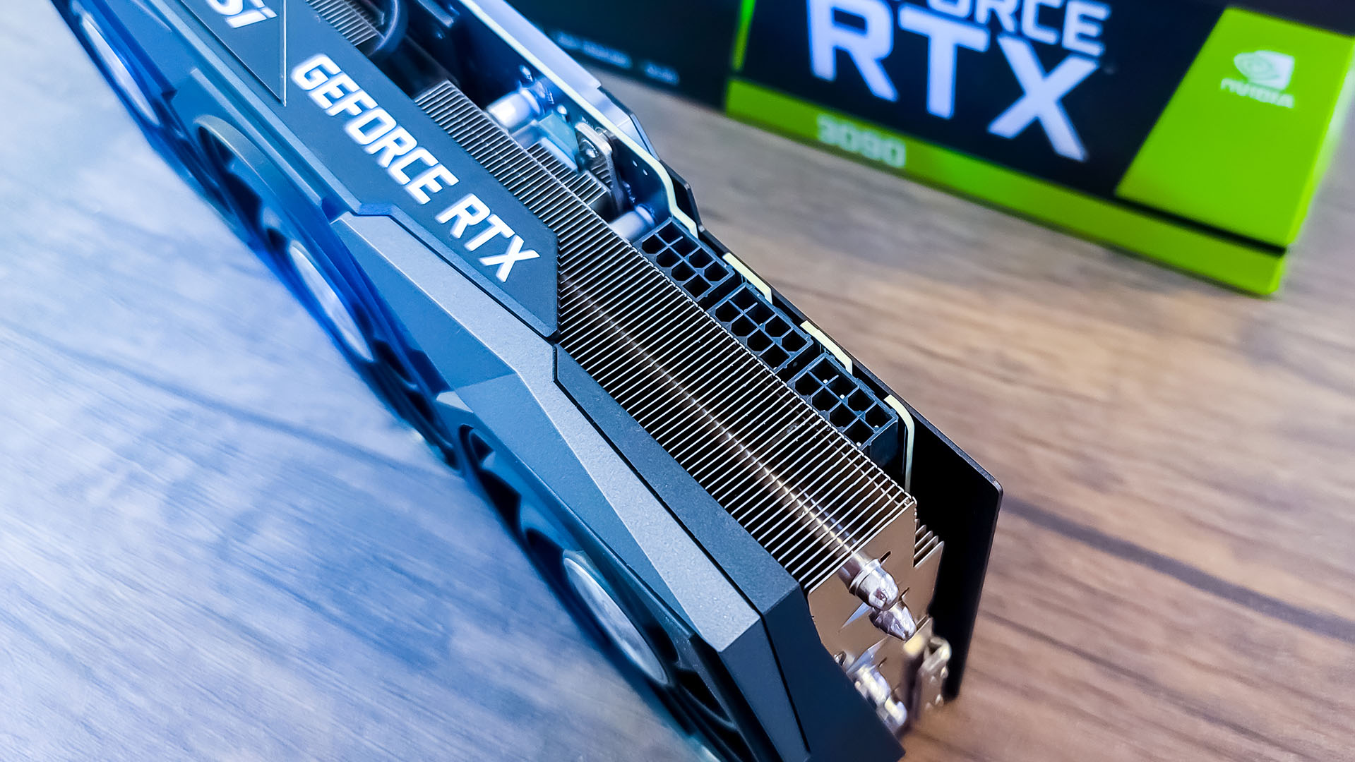 MSI GeForce RTX 3090 Gaming X Trio set oppefra på et bord.