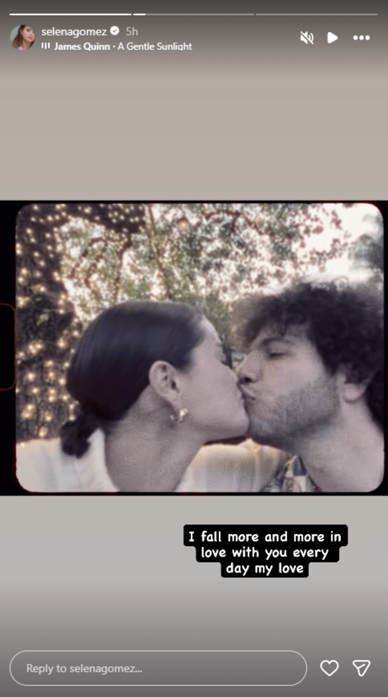 セレーナ・ゴメスとベニー・ブランコがキスをしているスクリーンショット。キャプションにはこう書かれている 