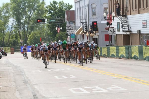 The women's peloton in action