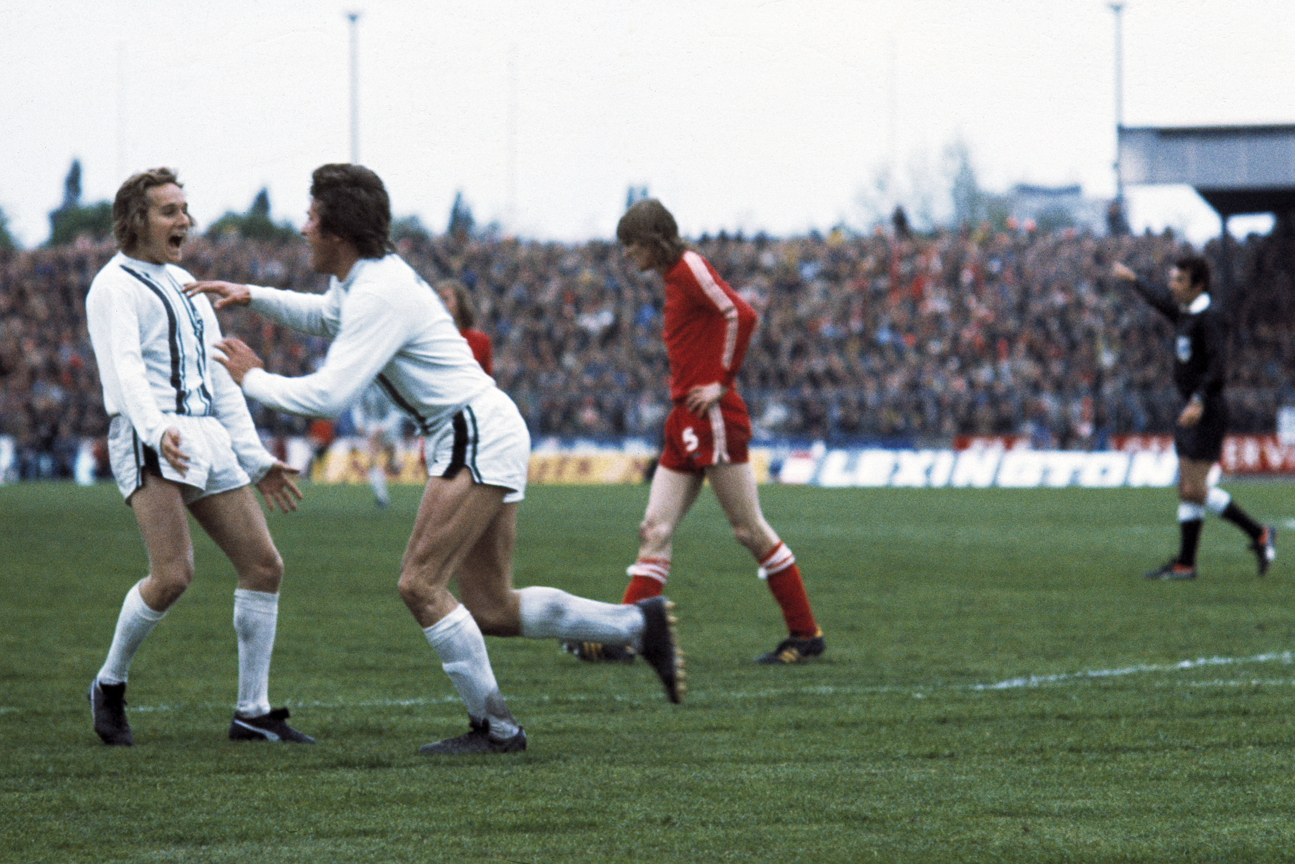 Allan Simonsen (a sinistra) e Jupp Heynckes festeggiano un gol del Borussia Monchengladbach contro l'FC Twente nella finale di ritorno della Coppa UEFA del 1975.