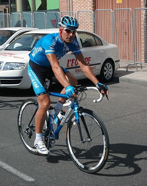 Erik Zabel rolls to the start.