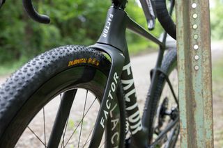 Factor ONE, but make it gravel - A closer look at the wide-tyred Factor prototype at Unbound