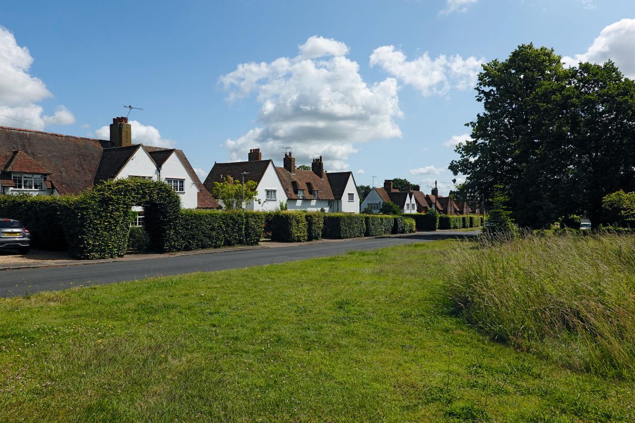 Knebworth Garden Village, Hertfordshire. Fig 1: Homes are set behind generous front gardens.