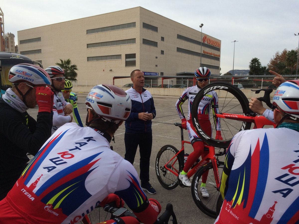 Team Director Torsten Schmidt talks to team before the ride