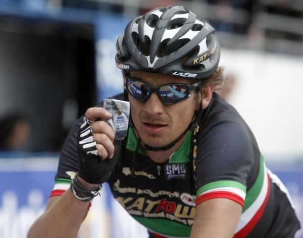 Filippo Pozzato (Katusha) shows a photograph of Ballerini
