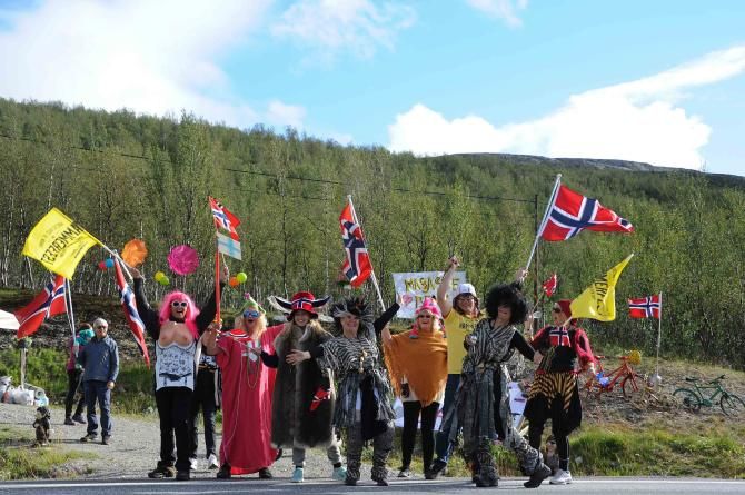 Norwegian tifosi line the roadside