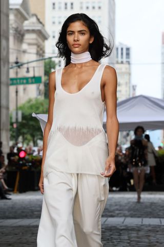 Modelo con labios suaves, un look clave para el mes de la moda primavera/verano 2025, en la pasarela de Prabal Gurung