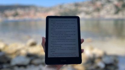 Kindle Colorsoft on the beach