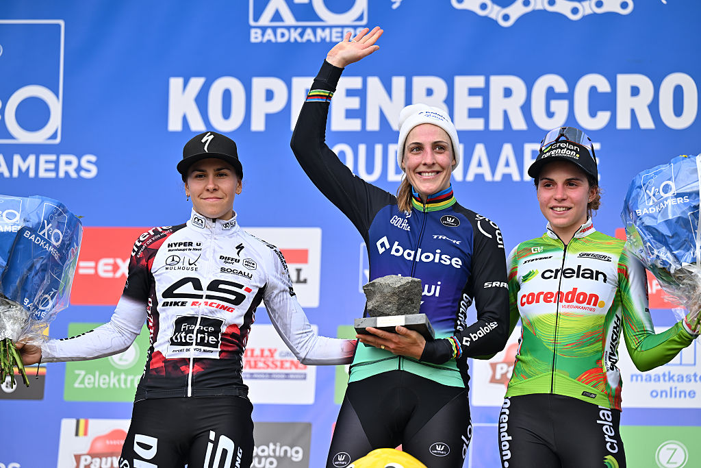OUDENAARDE, BELGIUM - NOVEMBER 01: (L-R) Celia Gery of France and Team AS Bike Racing / France Literie on second place, race winner Lucinda Brand of Netherlands and Team Baloise Glowi Lions and Sara Casasola of Italy and Team Crelan-Corendon on third place pose on the podium ceremony after the 36th Trofee Oudenaarde - Koppenbergcross 2025 - Women&amp;amp;apos;s Elite on November 01, 2025 in Oudenaarde, Belgium. (Photo by Luc Claessen/Getty Images)