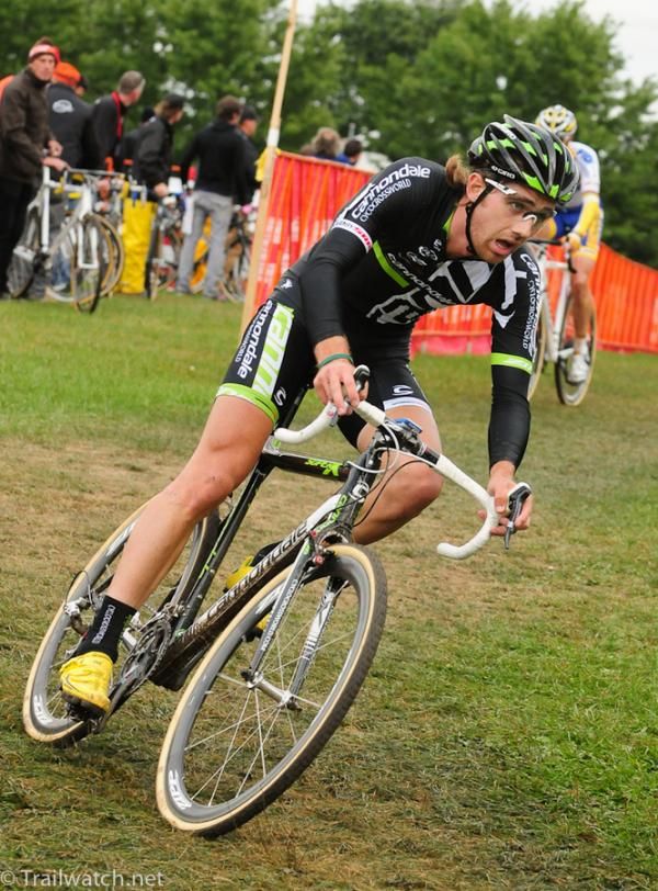 Jamey Driscoll (Cannondaleb/b Cyclocrossworld.com) rounding a corner near the barriers