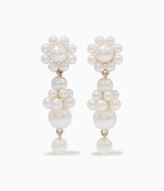 Pair of pearl earrings evoking flowers