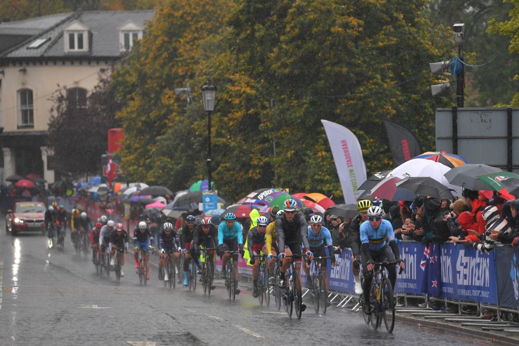 Remco Evelepoel helping Philippe Gilbert chasing back on to the peloton after crashing