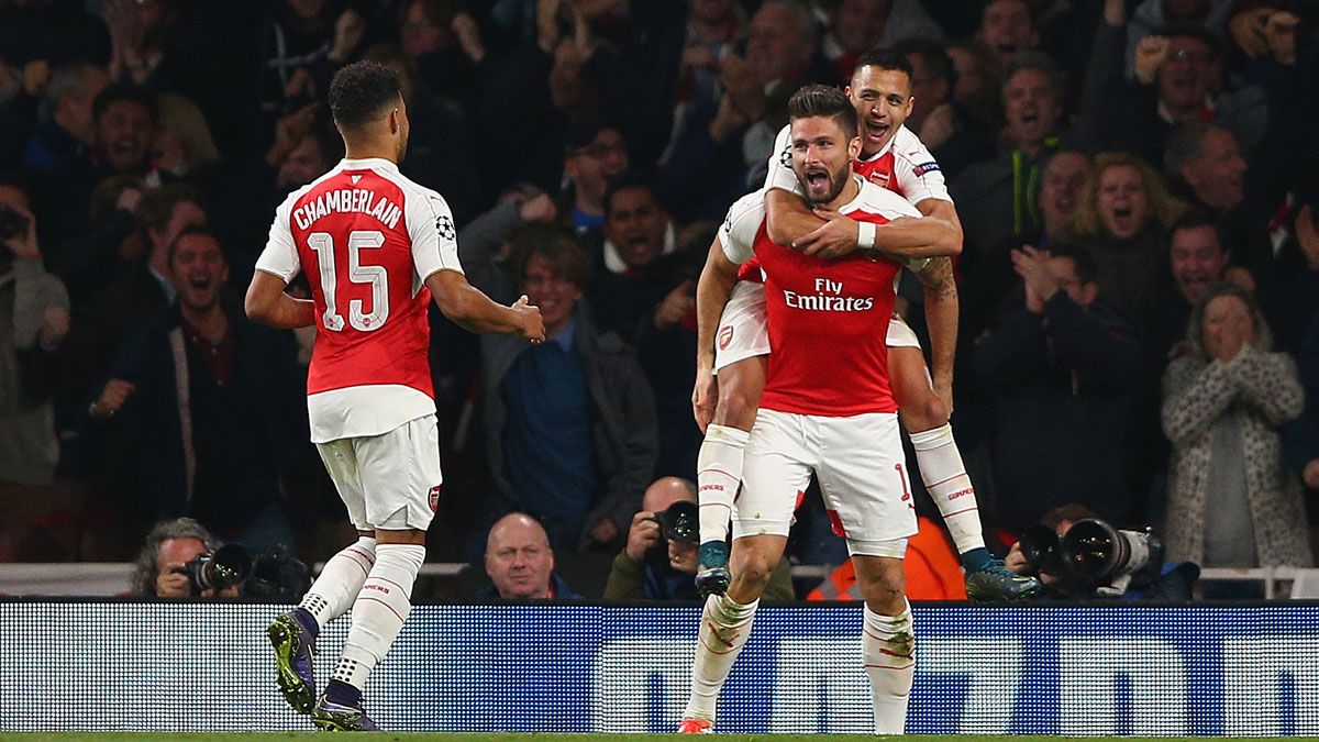 Olivier Giroud of Arsenal with Alex Oxlade-Chamberlain and Alexis Sanchez 