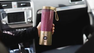 Best portable blender blendjet 2 berry smoothie in gold blender in car
