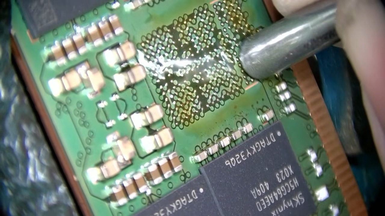 Специалист восстановил серверную память DDR5 стоимостью 16 000 долларов Процесс пайки модуля оперативной памяти DDR5