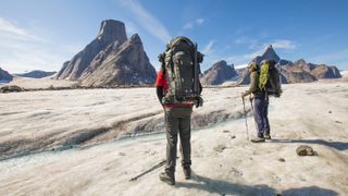 两个背着背包的徒步旅行者