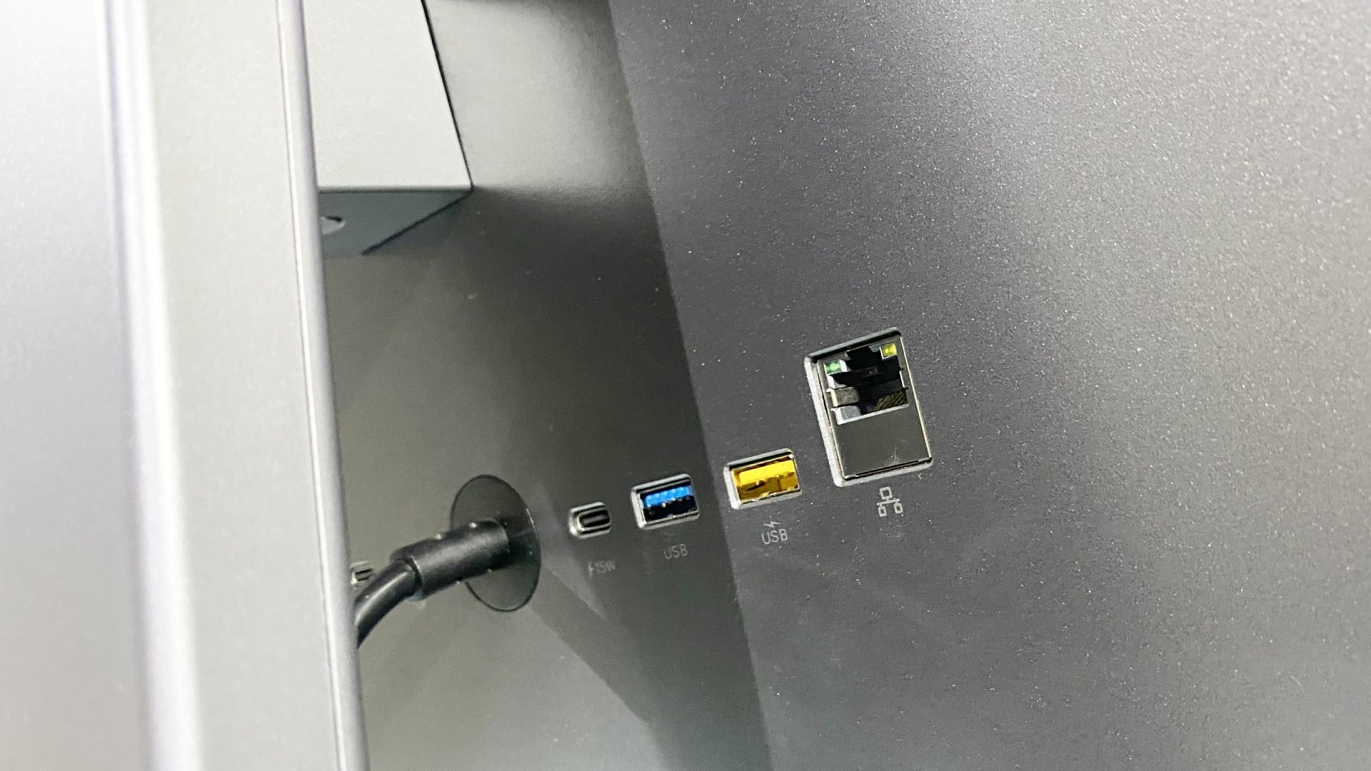 Philips 27E3U7903 during our review