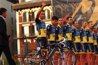 Alberto Contador salutes the photographers ahead of the 2012 Vuelta a Espana