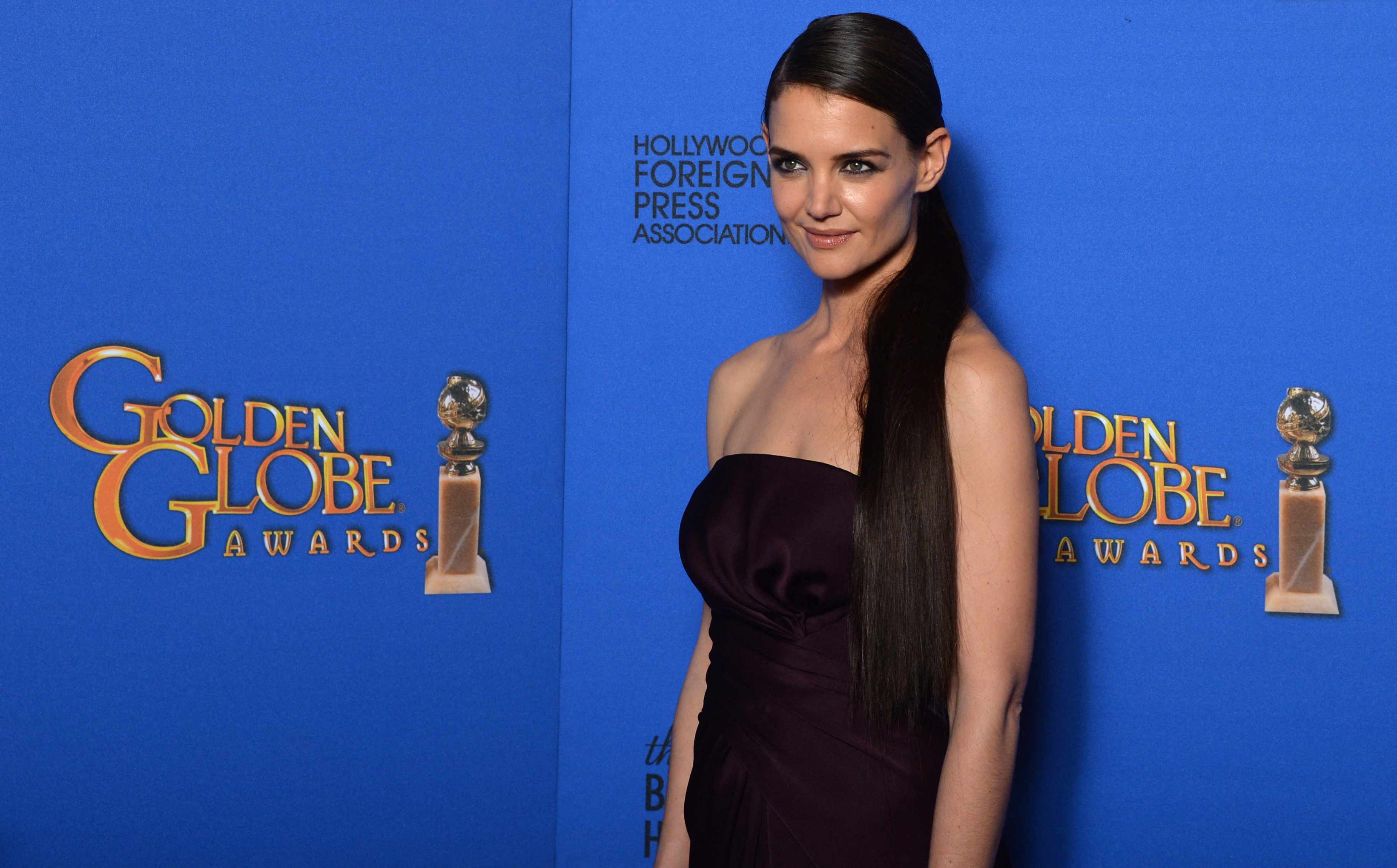 Katie Holmes poses in the press room at the 72nd annual Golden Globe Awards, January 11, 2015 at the Beverly Hilton Hotel in Beverly Hills, California. AFP PHOTO / FREDERIC J BROWN (Photo by FREDERIC J. BROWN / AFP)