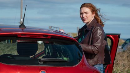 Eleanor Tomlinson as Amanda Blakefield in The Fortune