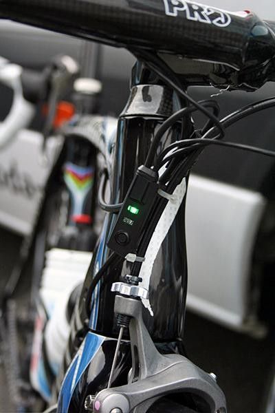 The green LED indicates a full battery charge.