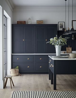 Kitchen Makers Haddon in Charcoal and Burnished Bronze with rug