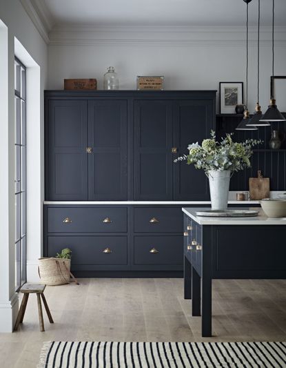 Should kitchen cabinets be lighter or darker than walls?