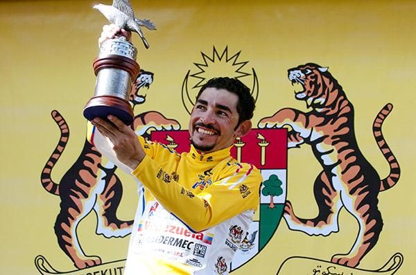 Jose Serpa (Androni Giocattoli) with his impressive trophy of the Tour de Langkawi.