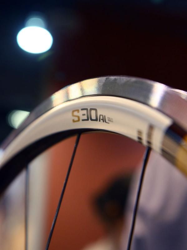 The new SRAM S30AL Gold rims feature a hybrid toroidal profile.