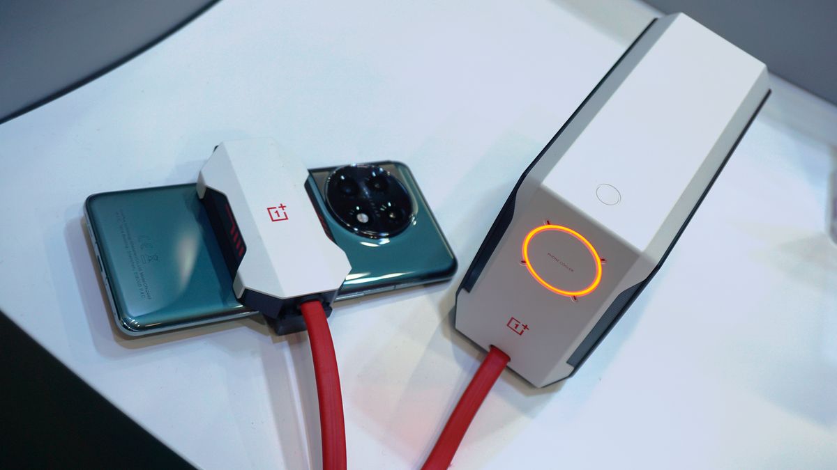 OnePlus 45W Liquid Cooler with phone