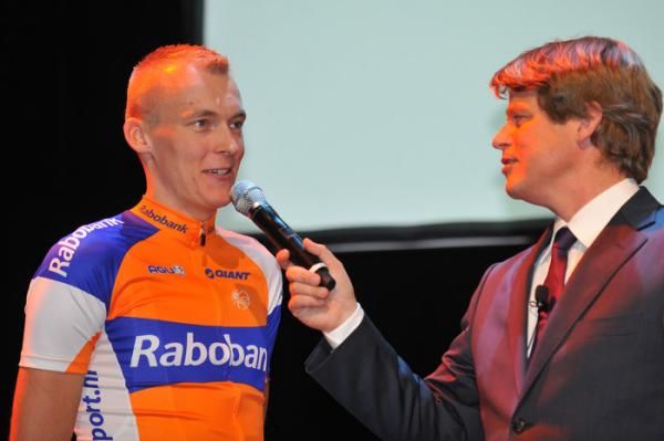 Robert Gesink shows off the new jersey