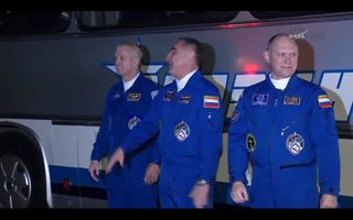 Expedition 39 Crew at the Bus Before Launch