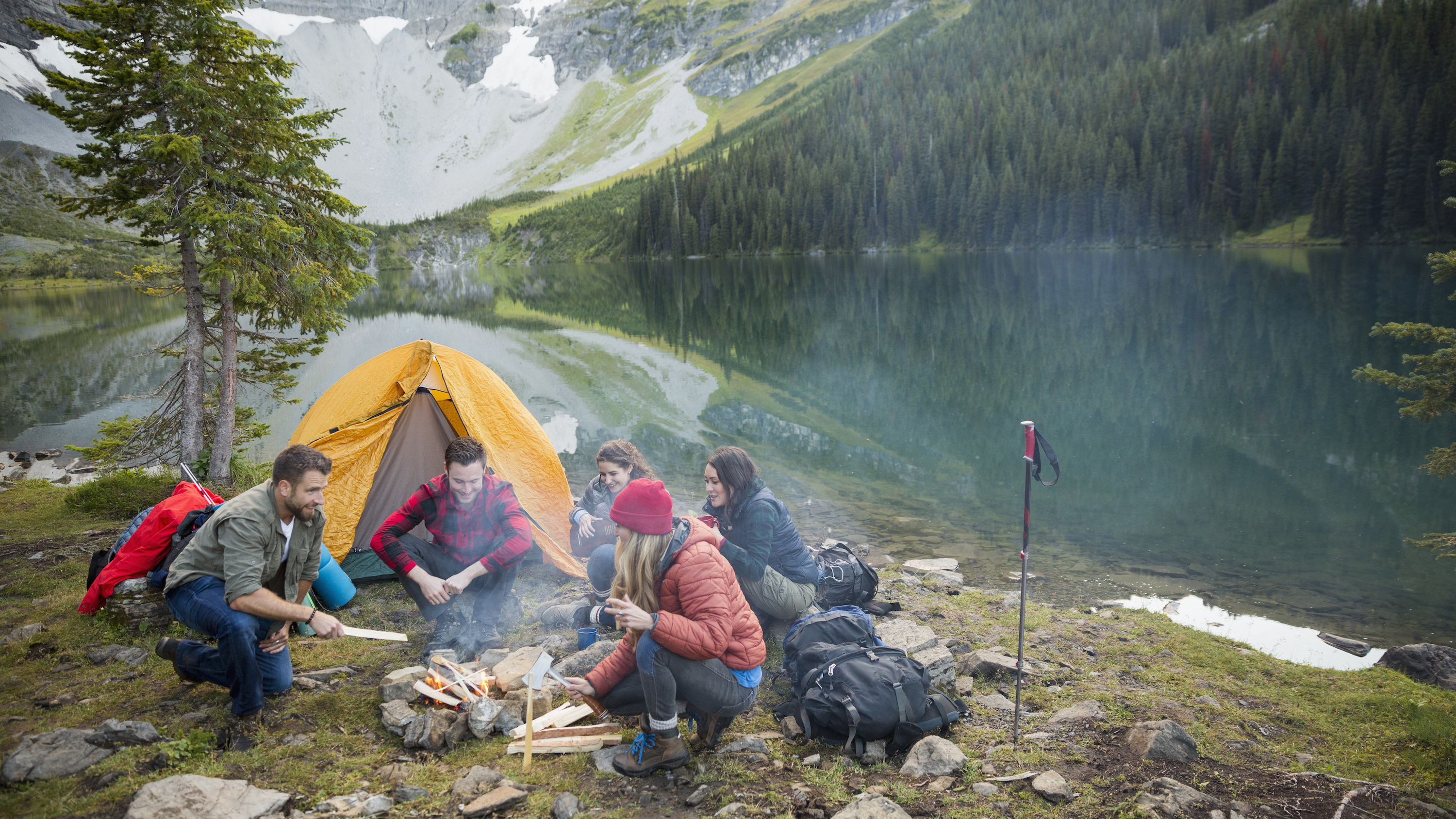 Camp men. Поход с палатками. Кемпинг. Водопад палатка. Путешествие с палаткой.