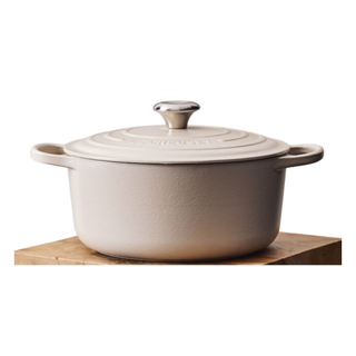 Le creuset round Dutch oven in white