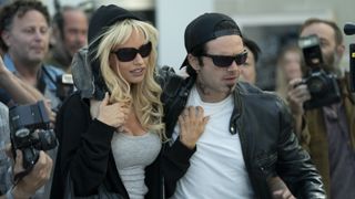 Pamela Anderson og Tommy Lee som prøver å komme seg unna fotografer, skjermbilde fra TV-serien