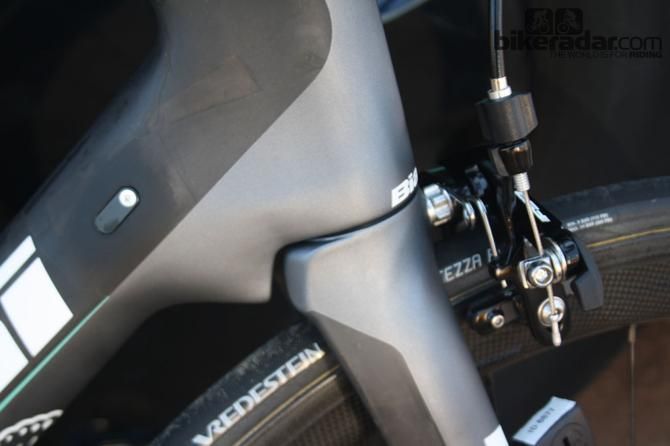 The Oltre XR2&rsquo;s frame is moulded to smooth air around the headtube