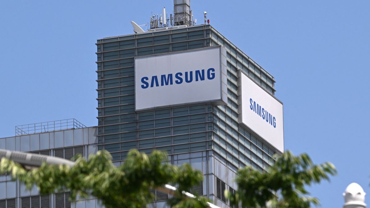South Korea unveils $520 billion investment plan with Samsung and SK Hynix to expand memory chip dominance — plan includes four new fabs and HBM facilities, amid strong government support