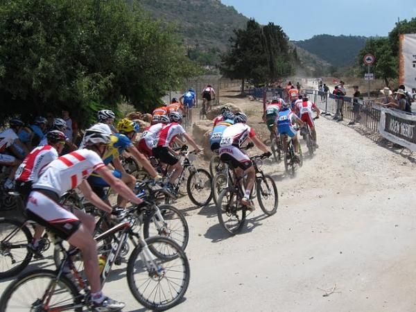 The under 23 men's peloton near the start