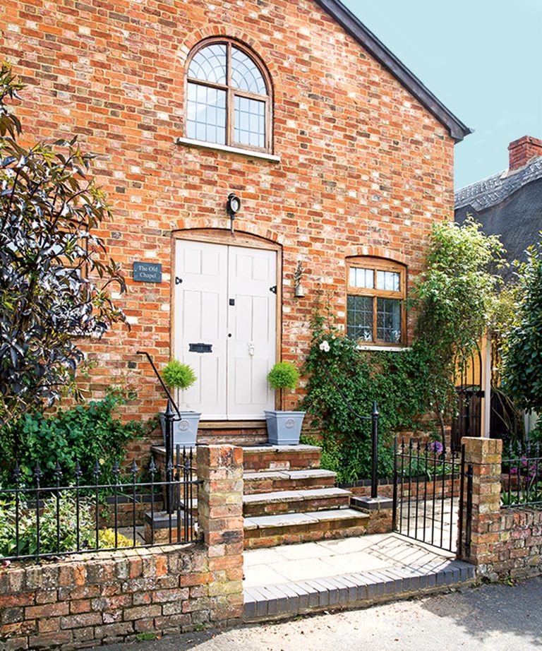 Wall railing ideas 12 stylish ways to top your garden walls Gardeningetc