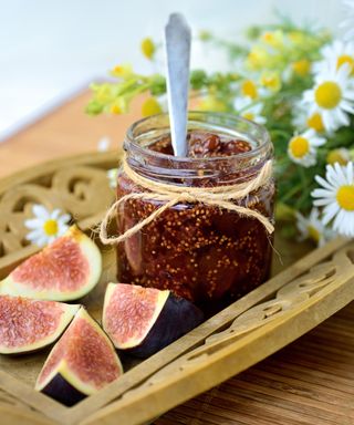 a quick jam made with fresh figs, lemon juice, sugar, vanilla extract and water