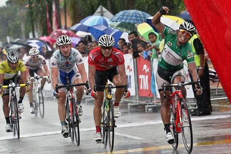 Anuar Manan (Terengganu Cycling Team) celebrates his stage victory.