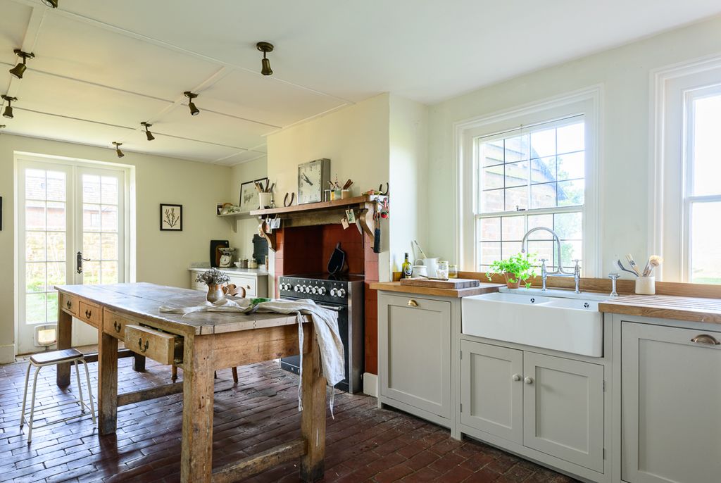 Experts reveal the 6 elements every country kitchen should have | Homes ...