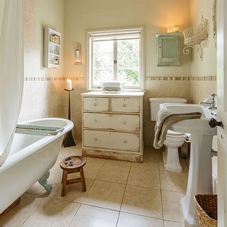bathroom with bathtub and shelf