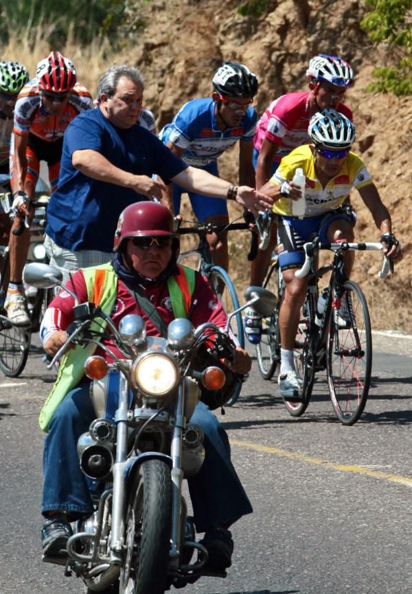 Jose Rujano collects some water on the climb
