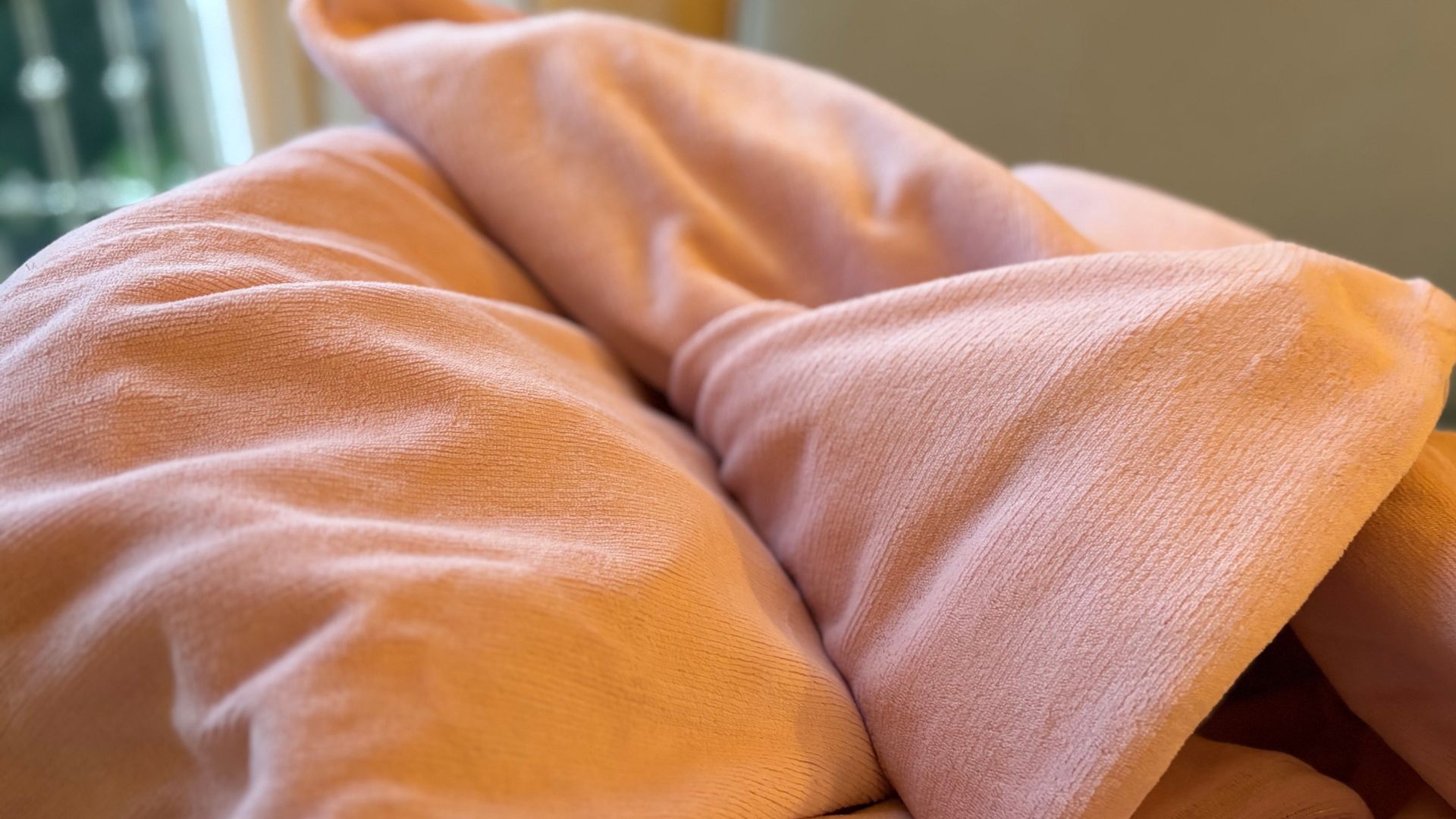 Dreamland Snuggle Up Heated Throw being tested in my home