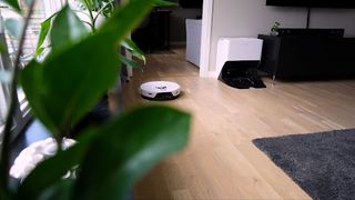 En roborock robotstøvsuger i en stue