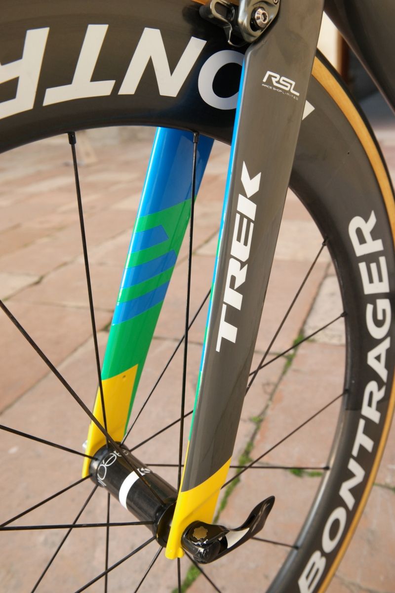 The yellow tabs on the forks certainly focus the attention of the eyes compared to the charcoal paintjob