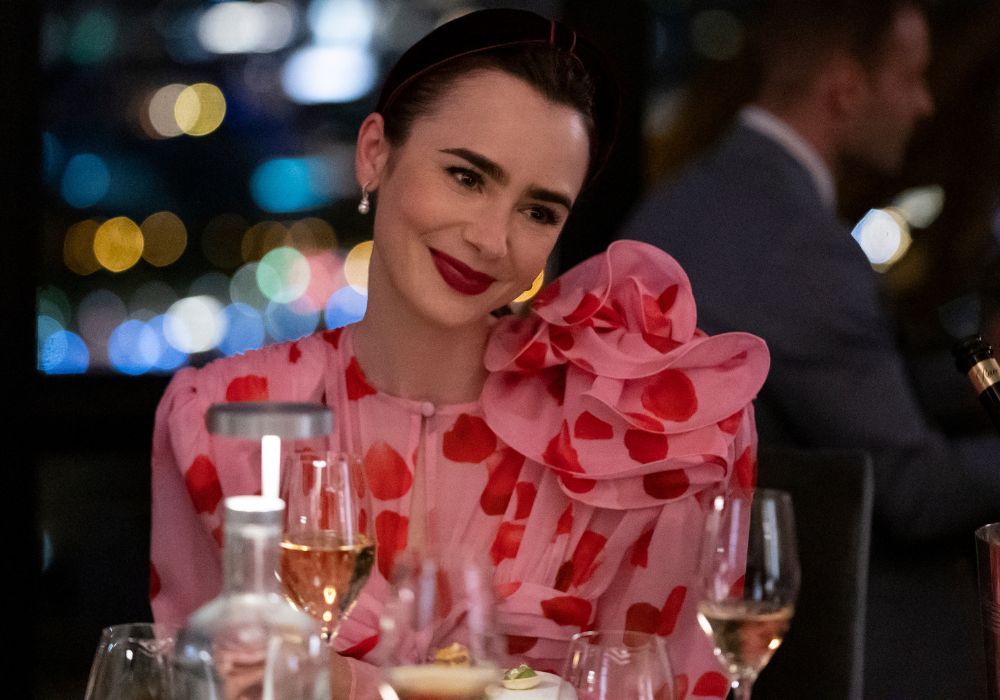 Lily Collins ma na sobie kreację Magda Butrim na Emilie w Paryżu